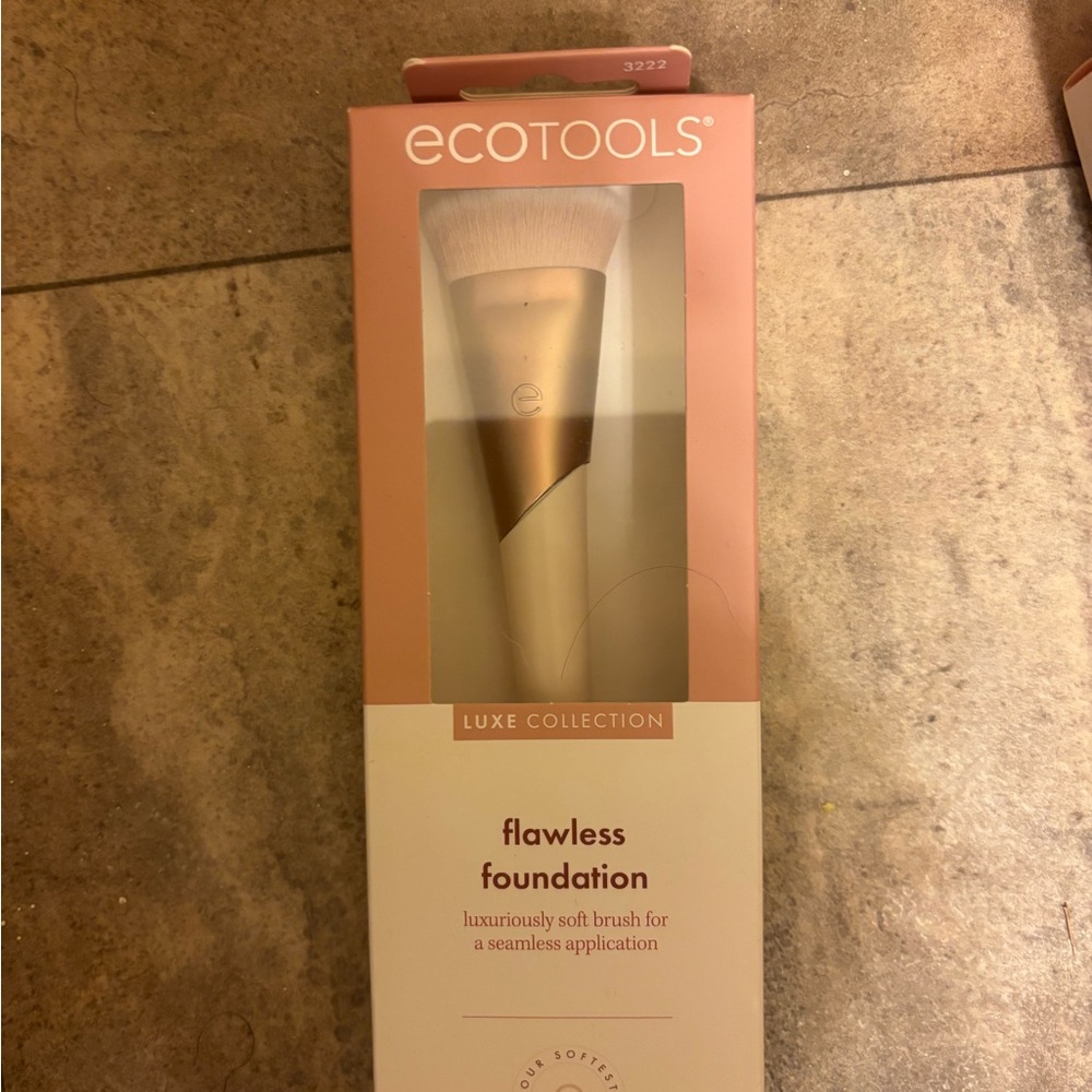 EcoTools Luxe Collection Foundation Brush - White and Gold